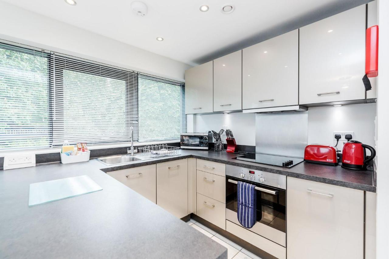 Room Space Service Apartments - New Manor House Bracknell Esterno foto