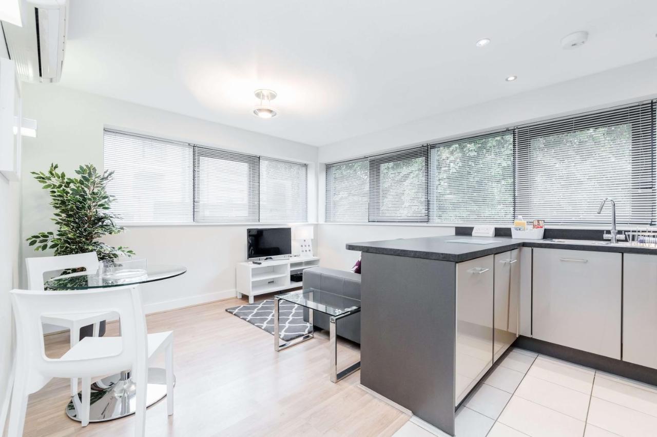 Room Space Service Apartments - New Manor House Bracknell Esterno foto