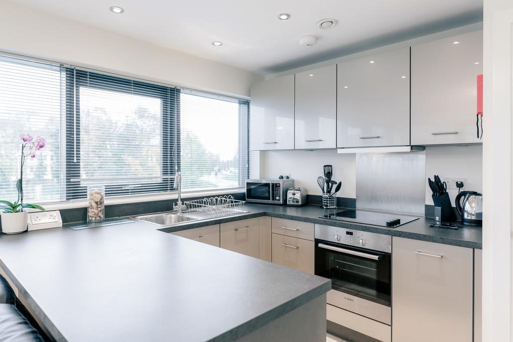 Room Space Service Apartments - New Manor House Bracknell Esterno foto